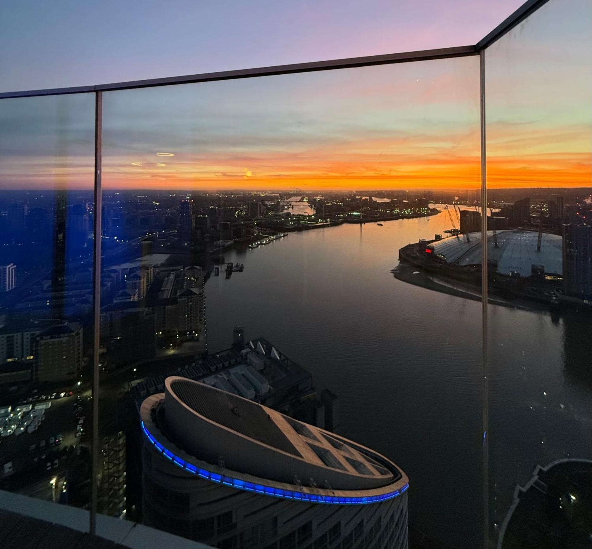 Luxury Modern 2 Bed Flat With Balcony And View - Canary Wharf Center Apartment London